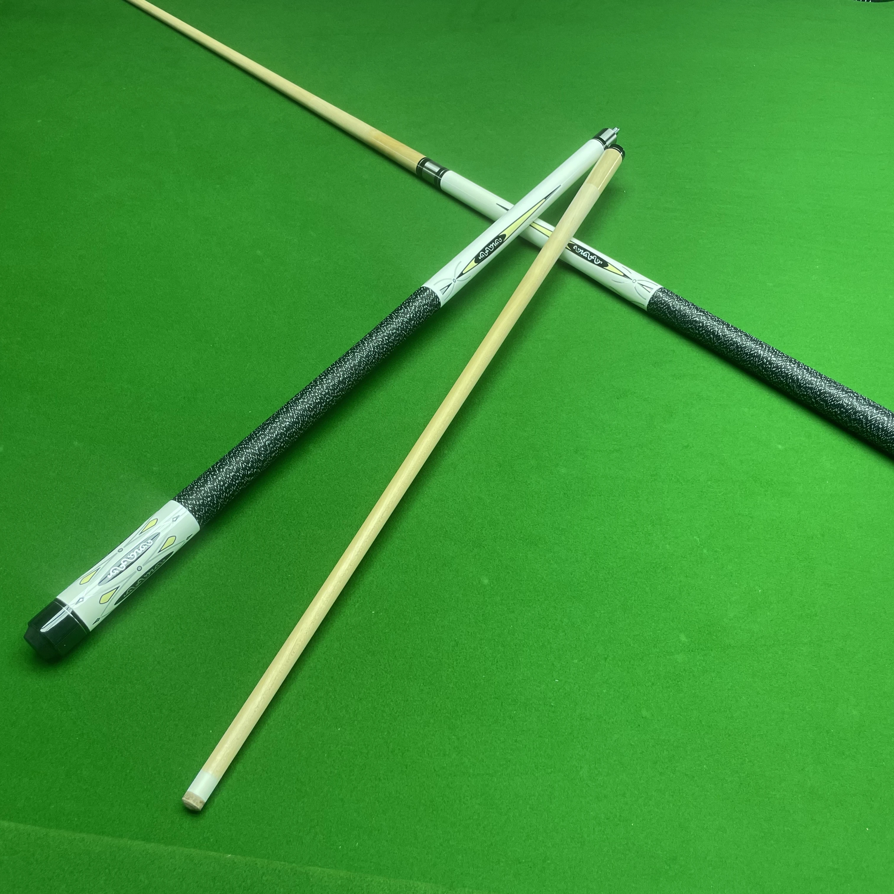 Maple Pool Cue 13mm Tip Bee Pattern Elements Portable Design Includes Case Ideal for 9 Ball and Carom Billiards