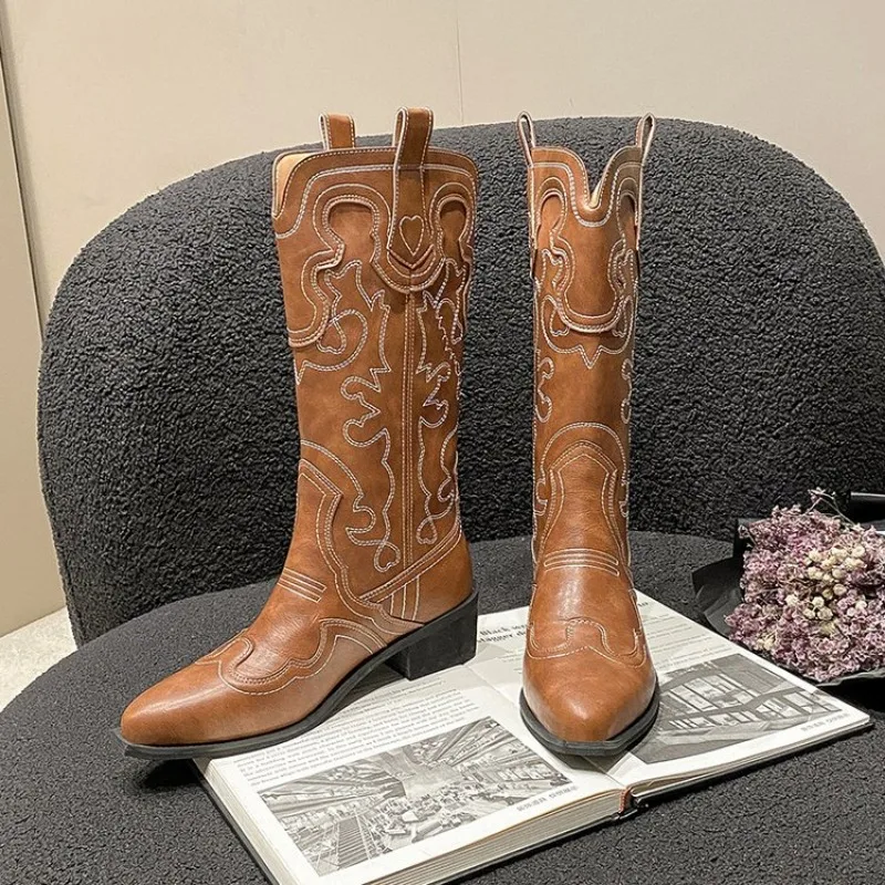 

Женские ковбойские ботинки с вышивкой в западном стиле, Осенние новые рыцарские ботинки средней длины с острым носком, высокие ботинки