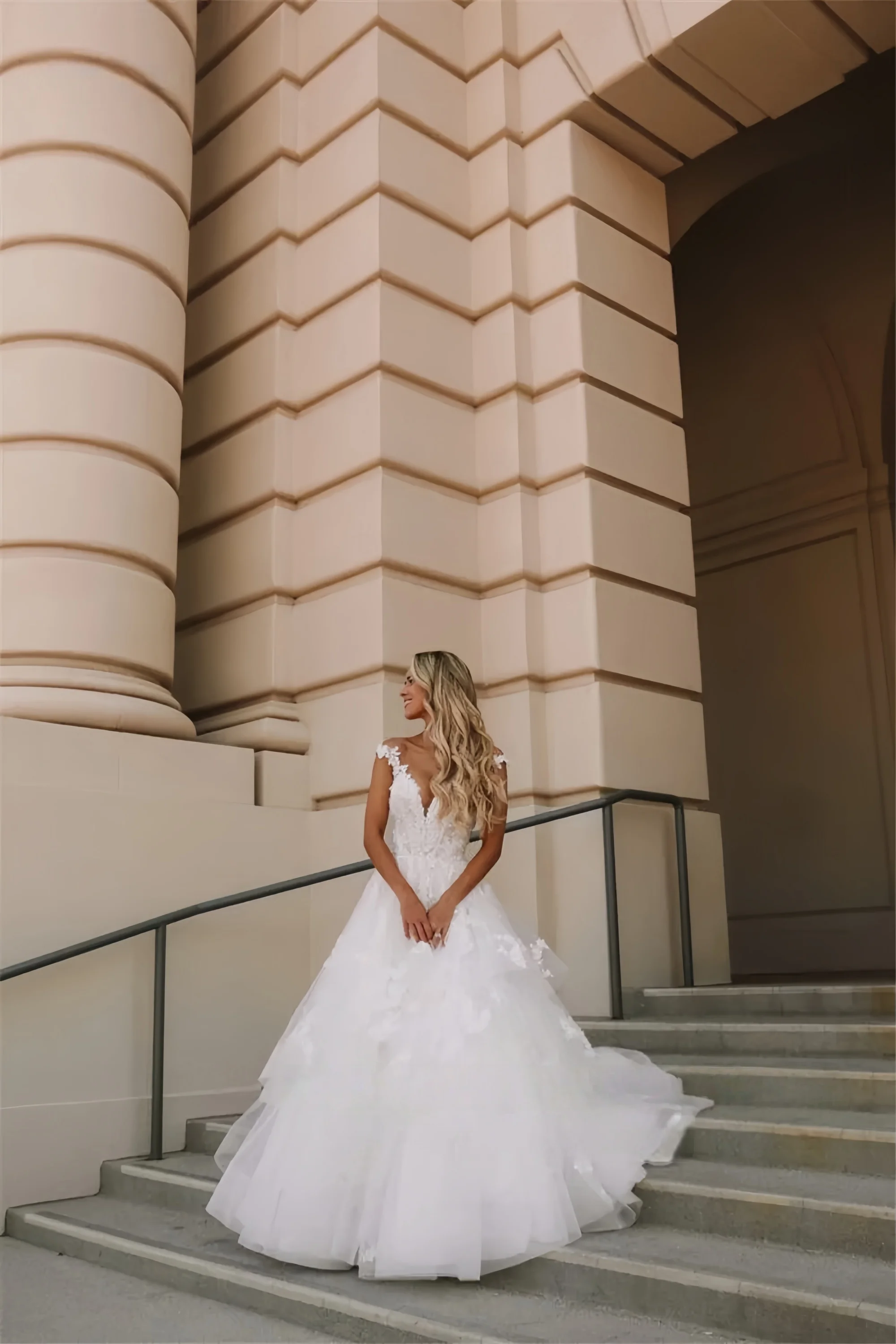 Customized Boho Tulle Wedding Dresses A Line Sleeveless Tiered Lace Appliques Bridal Gown Dress Floor Length Wedding Gowns