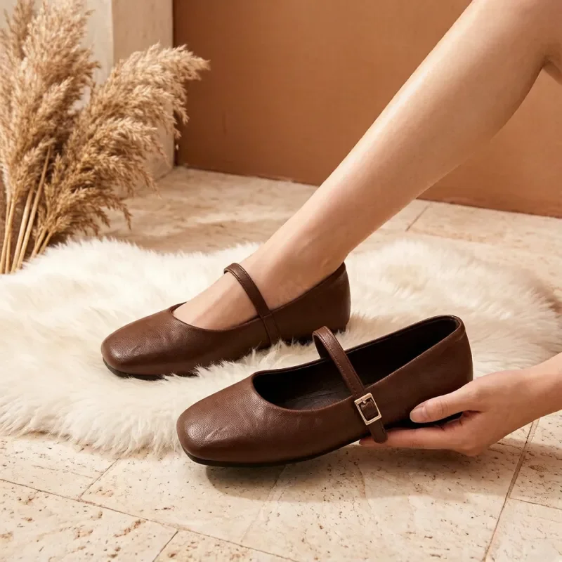Damen Mary Jane Flats mit weicher Sohle im französischen Stil, flache Pumps mit eckiger Zehenpartie und Schnallenriemen, ganzjährig tragbare, elegante Vintage-Freizeitschuhe. – Detail 7