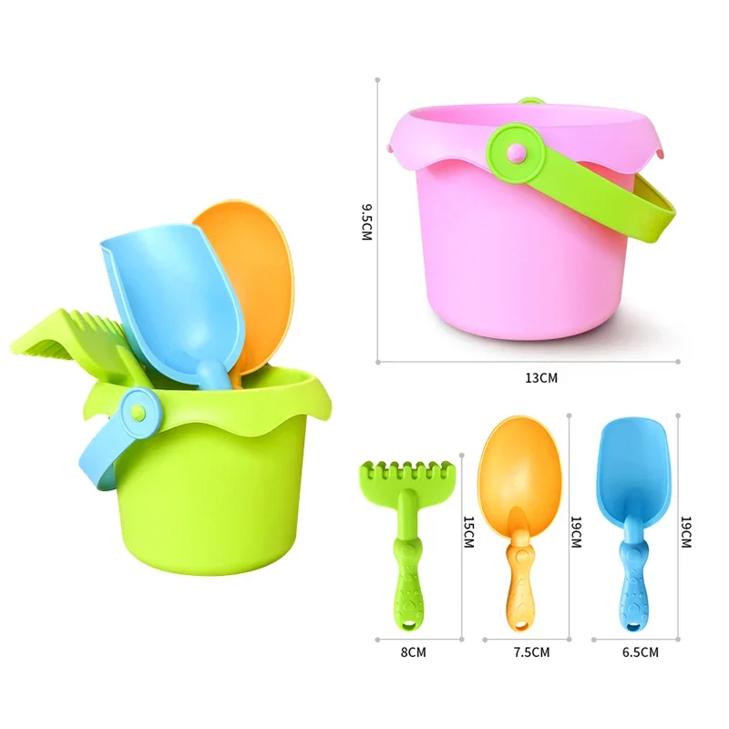 Plážová sada hraček pro děti hrající si ve vodě a plážová lopata do písku a plastový nástroj na kopání