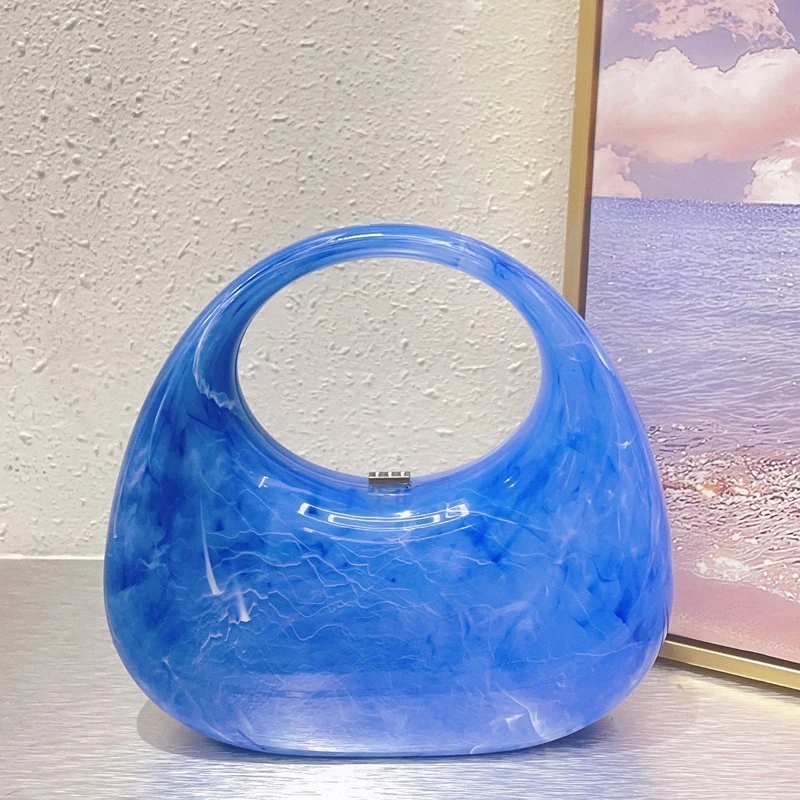 Bolsos de noche de media luna para mujer, bolsos de mano y carteras de diseñador de lujo, novedad 2023, en textura de mica acrílica, pequeños bolsos de mano para la muñeca