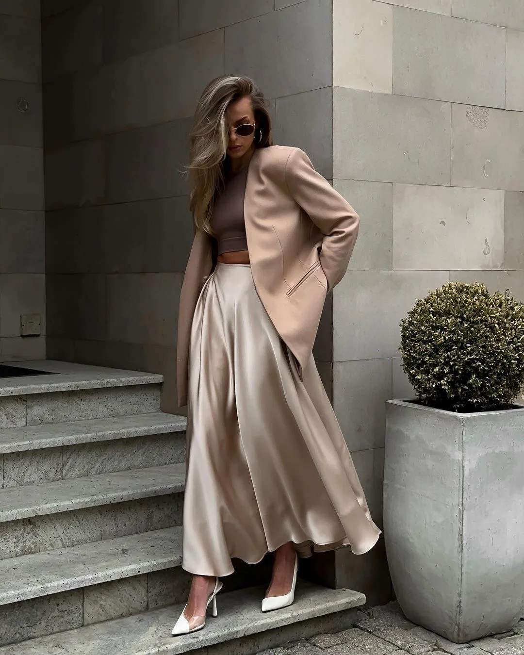 

2023 Summer New Women's Half Skirt Solid Color European and American OL Commuting Temperament Elegant High Waist Satin Color Din