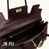 ​ ​ Sac à bandoulière JW PEI Yara East West pour femmes, sac à main en cuir vegan avec fermoir torsadé doré, pochette sous le bras à longue poignée 4
