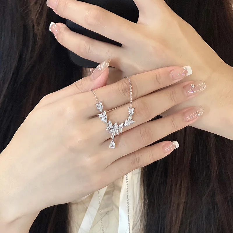 قلادة زهور ناعمة متدلية