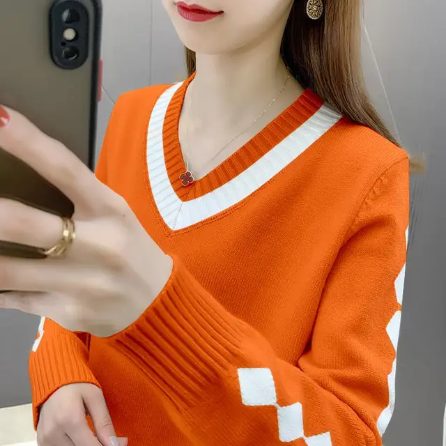 한국산의 세련되고 편안한 V넥 스트라이프 격자 무늬 캐주얼 스웨터