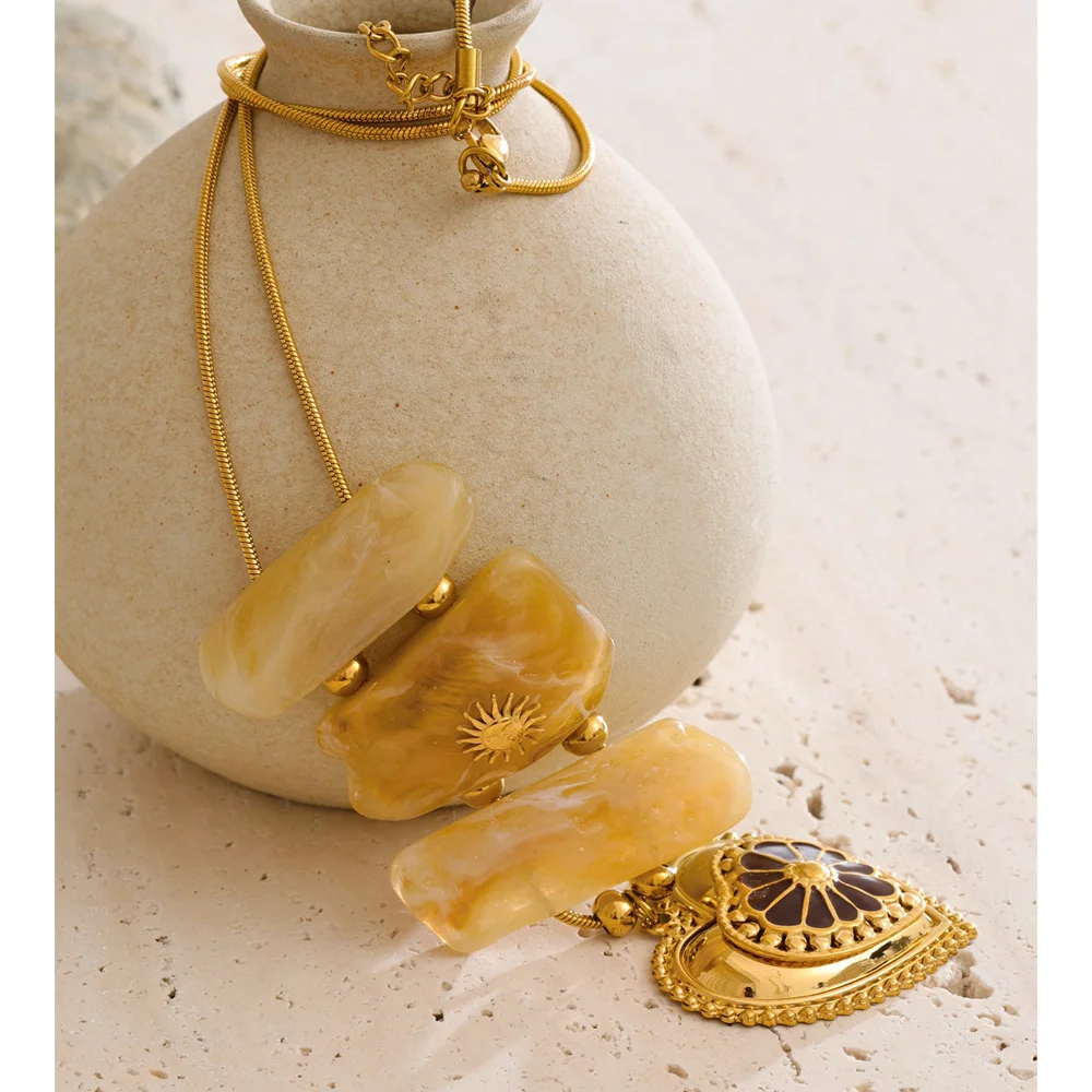 Yhpup Resin Heart Pendant Necklace