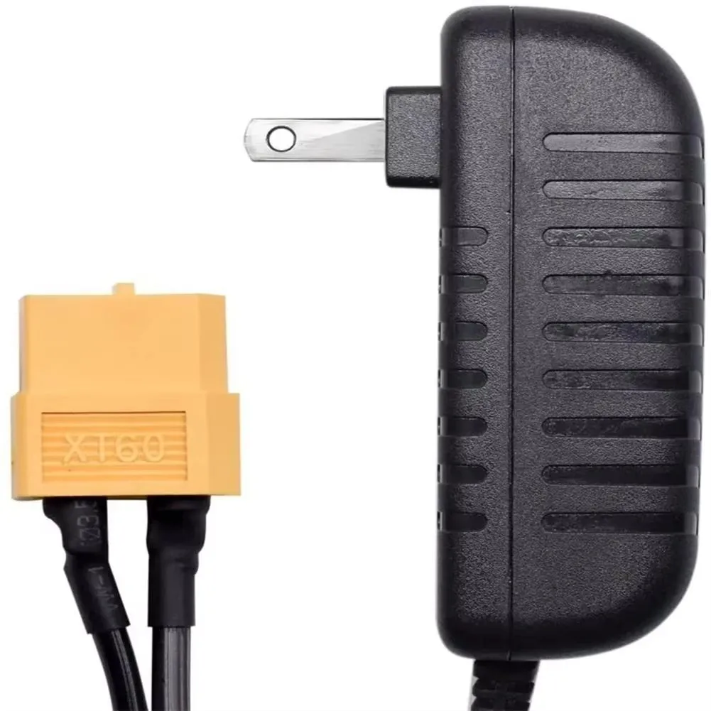Détail de la prise XT60 sur l'adaptateur secteur 12V 3A, conçu pour les chargeurs de batterie LiPo.