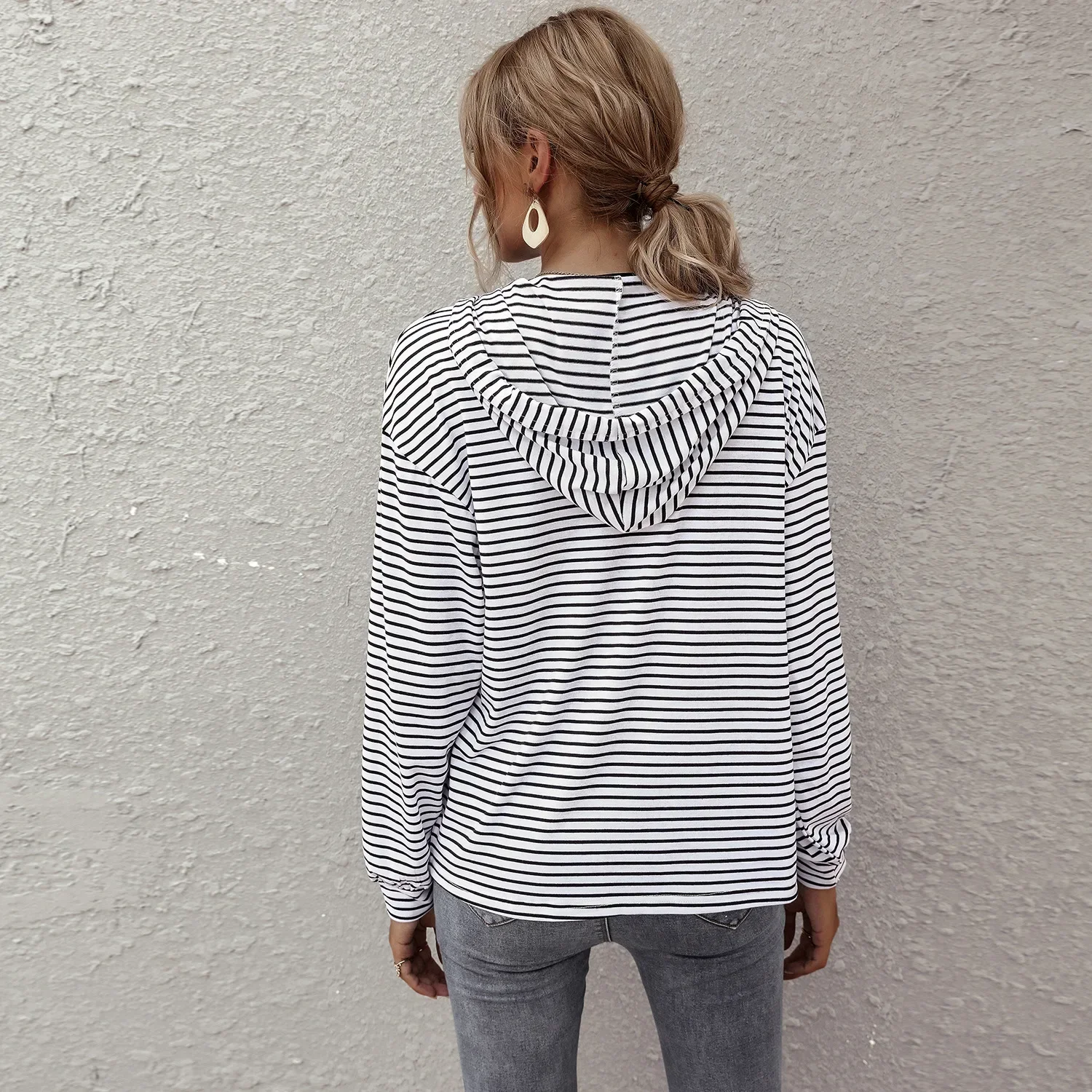 Women's Autumn and Winter Hoodie Women's Sportswear Sports Sweater Casual and Comfortable Striped Loose Pullover Jacket Inside