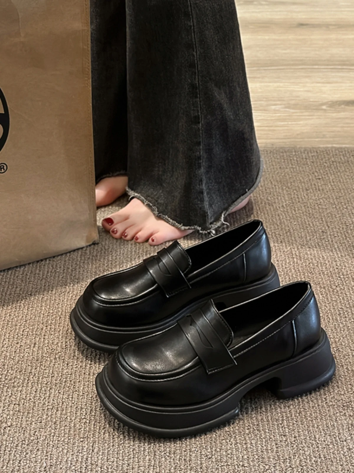 

Женские туфли на меху, черные лоферы на плоской подошве в британском стиле с закрытым носком, универсальные повседневные женские кроссовки, оксфорды для осени, 2023