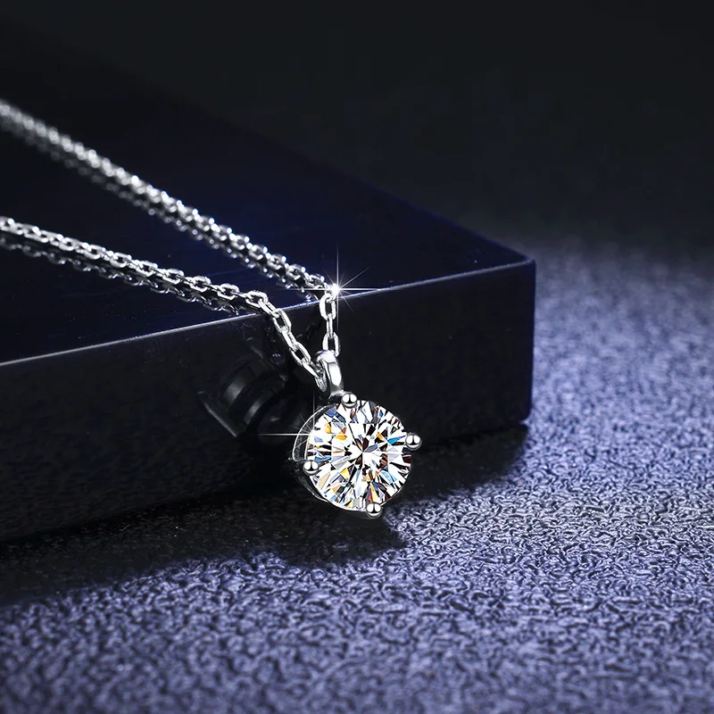 Boutique PT950 platinum necklace 1 carat moissanite necklace pendant female fashion classic four-claw platinum clavicle chain