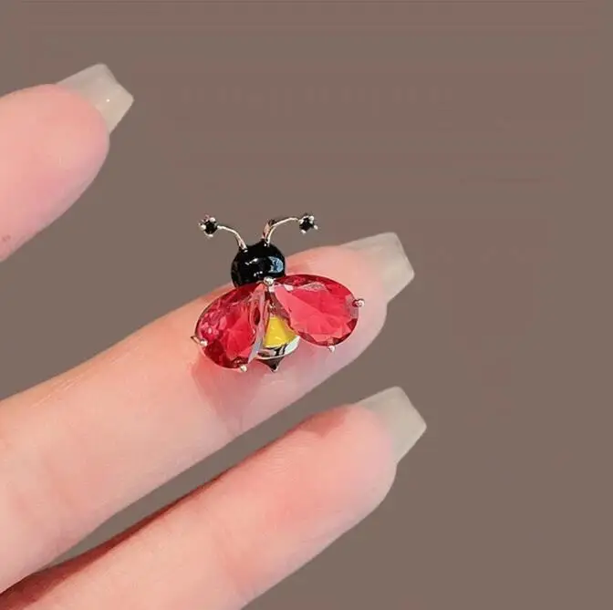 Cute Yellow Red Crystal Little Bee Mini Brooch For Women Kids Gold Color Insect Suits Accessories Exquisite Jewelry Gifts