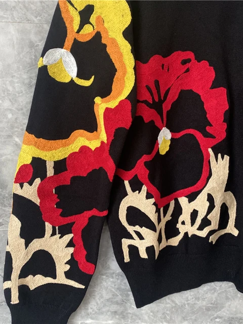 Floral embroidery pullover in black