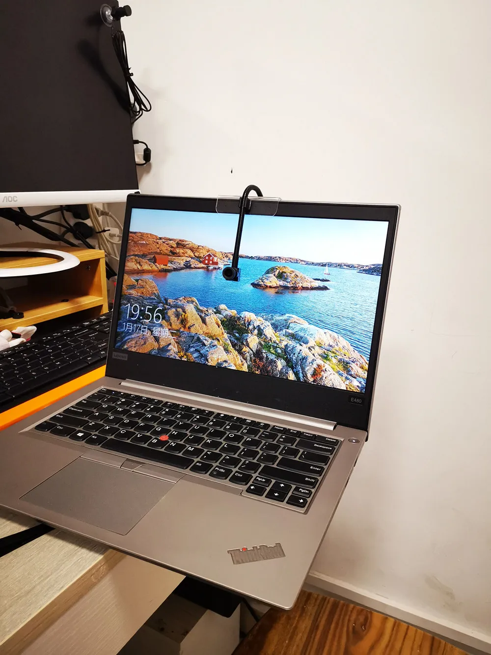 Kompaktowa kamera internetowa zamontowana na środku monitora