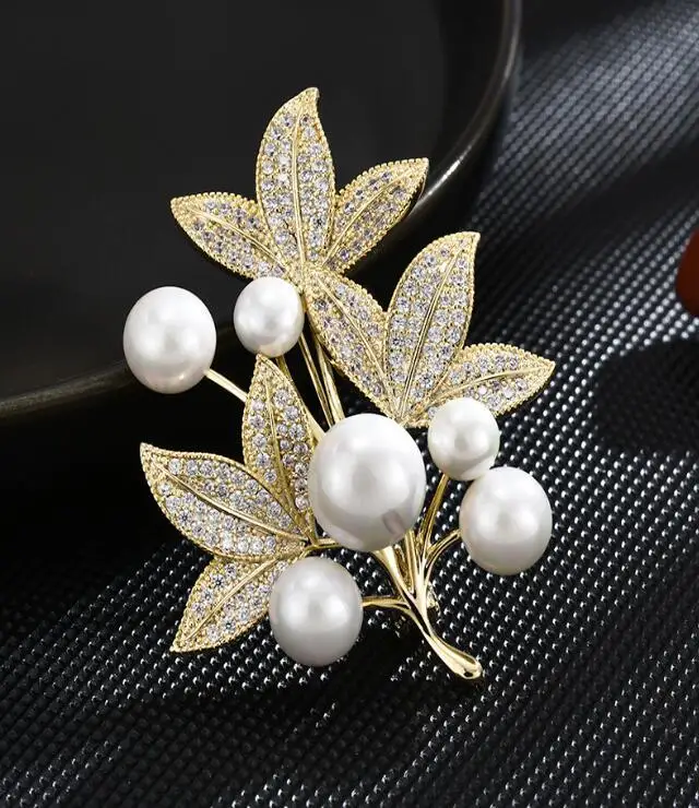 Ensemble de broches vintage argentées, gris fumé et aurore boréale Chaton, strass imbriqués Ensemble de broches vintage argentées, gris fumé et aurore boréale Chaton, strass imbriqués