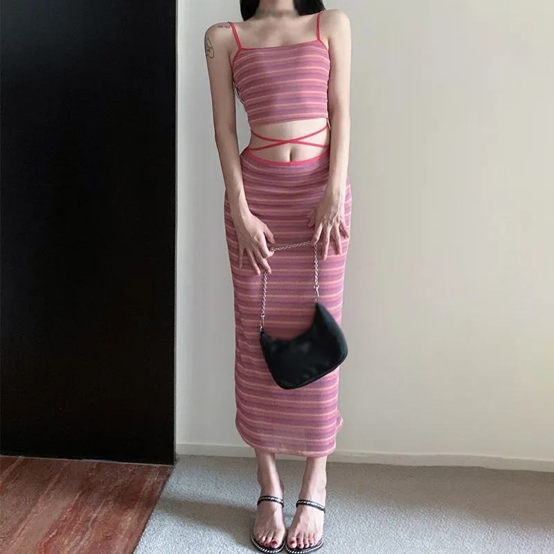 

Женский костюм из двух предметов: жилет и юбка в полоску и длинная юбка до середины икры