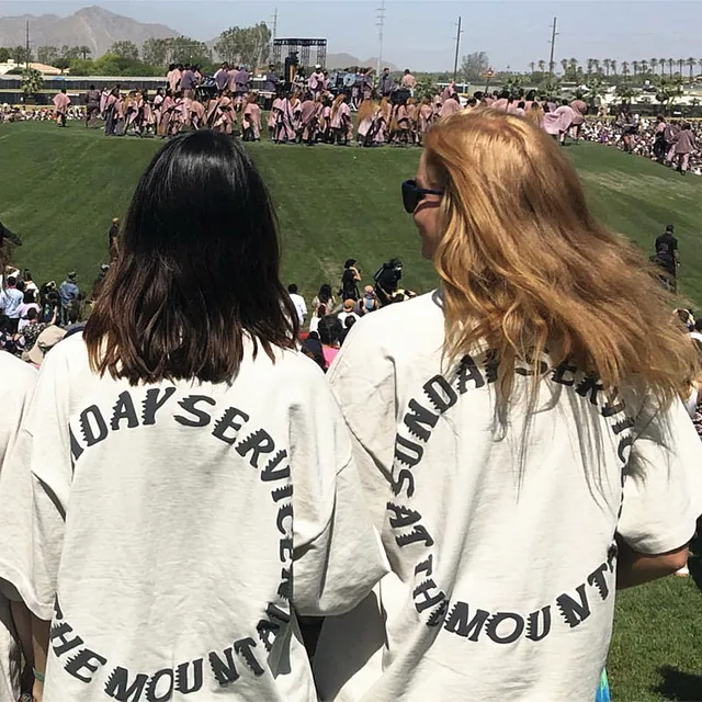 Camiseta do Sunday Service de Kanye West: Uma declaração de estilo da moda urbana