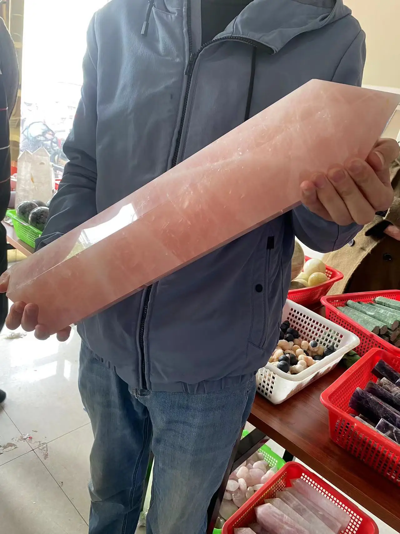 

Красивый большой натуральный розовый кварц, украшенный волшебными лечебными драгоценными камнями