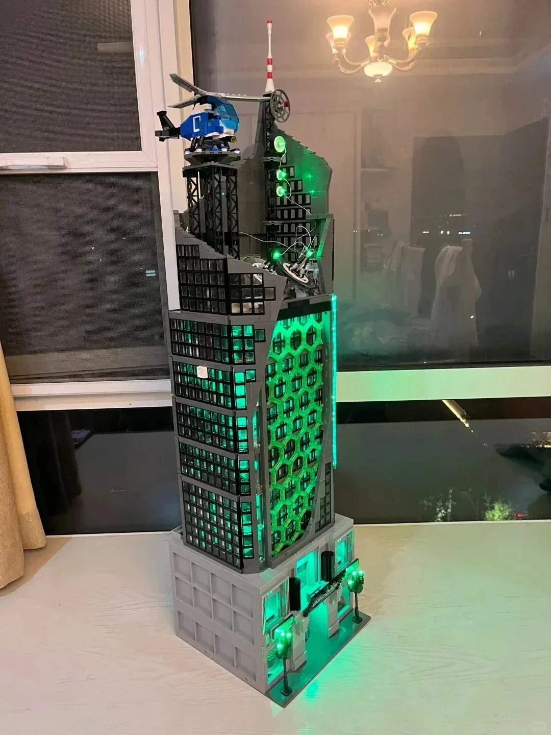 Spider-Films Oscorp Helden-Turm Bausteine mit Licht, Stadt-Klassiker Modulares Montagemodell-Set, Kreative Spielzeuge und Geschenke ﻿ 6375 Stück – Detail 13