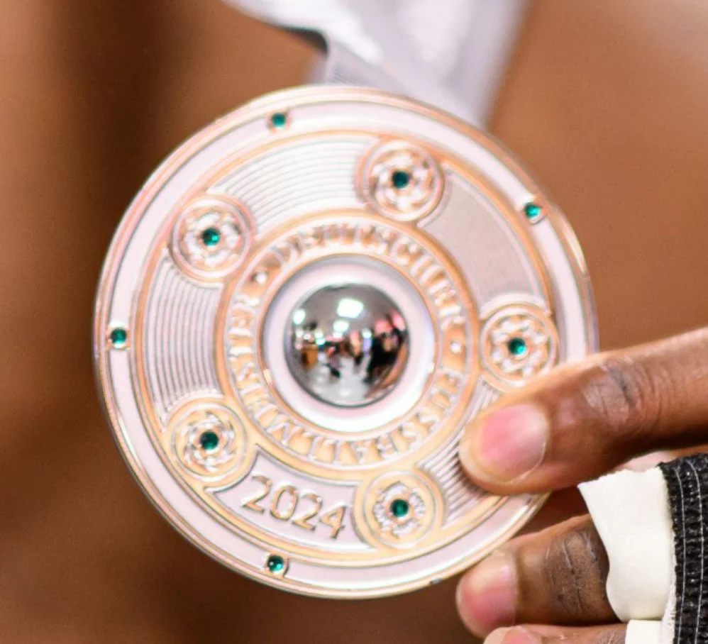 

Медали чемпионов бундлиги 2024 медали чемпионов немецкой медальоны медальона десндлиги немецкой медальоны медальона чемпионов Bayer 04 леверкуса 2023/24