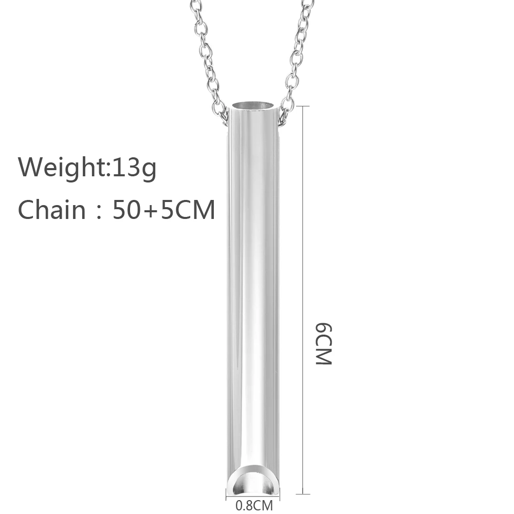 Náhrdelník z nehrdzavejúcej ocele prezentovaný v ruke.