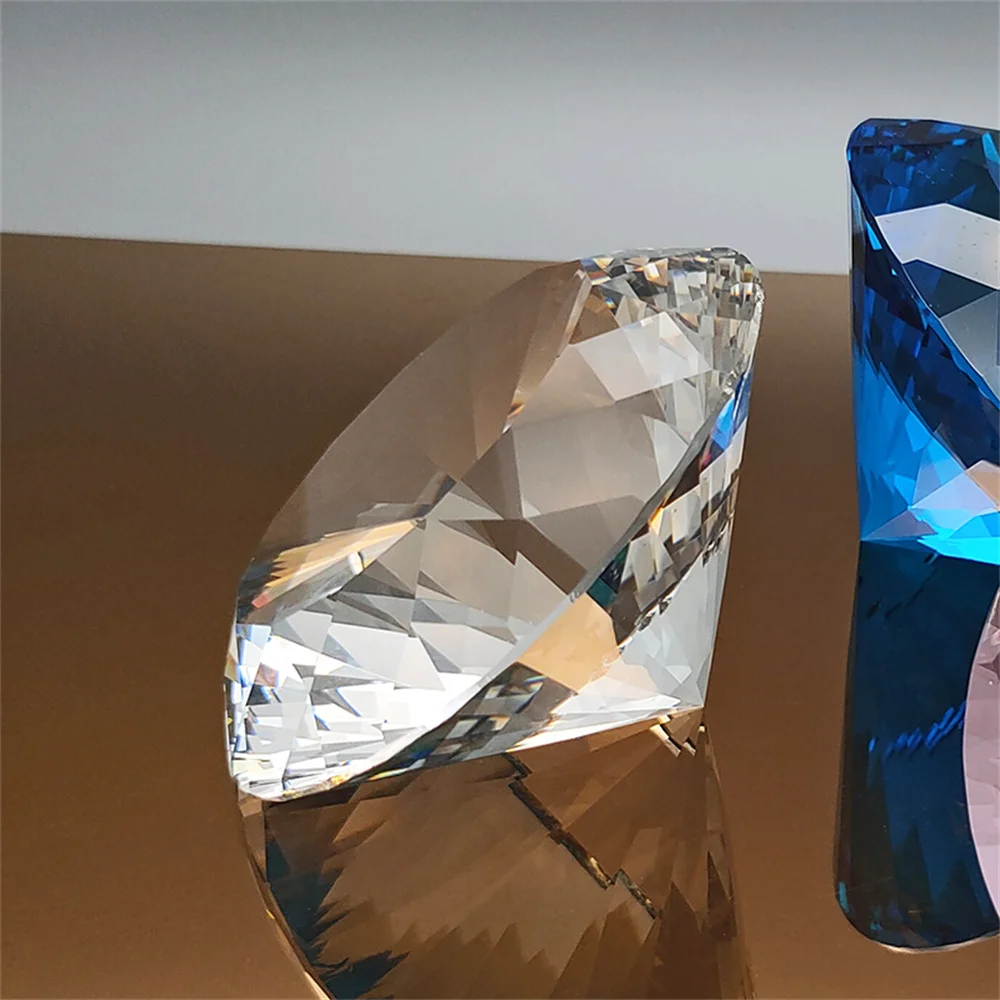 10 Faarwen Kristall Diamant-geformt Bréif ginn Dekorative Schnëtt Glas Ris Edelsteen Hochzäit Büro Desktop Ornament Gebuertsdagscadeauen