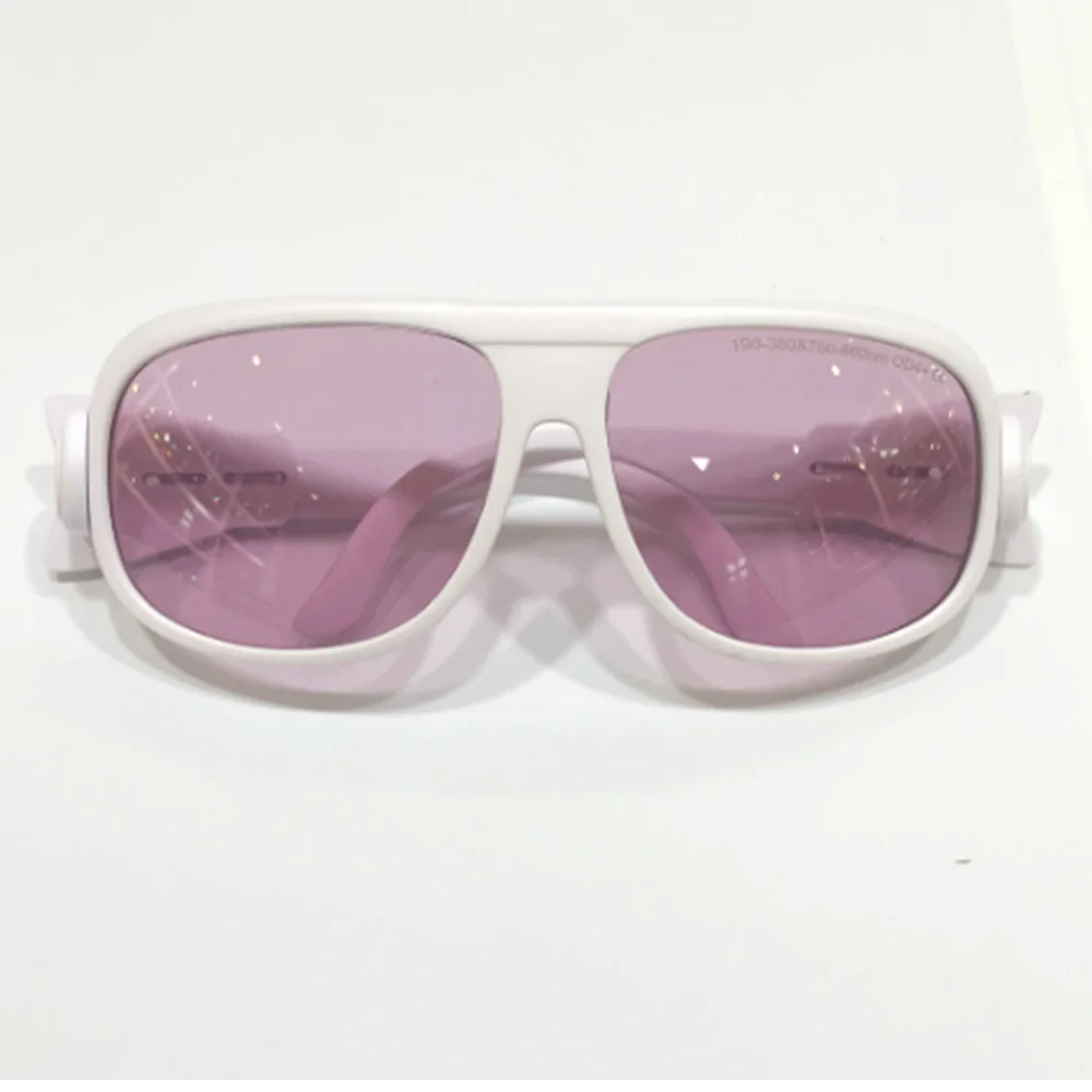 Détail des verres des lunettes de protection laser 755-808nm avec reflets anti-laser.