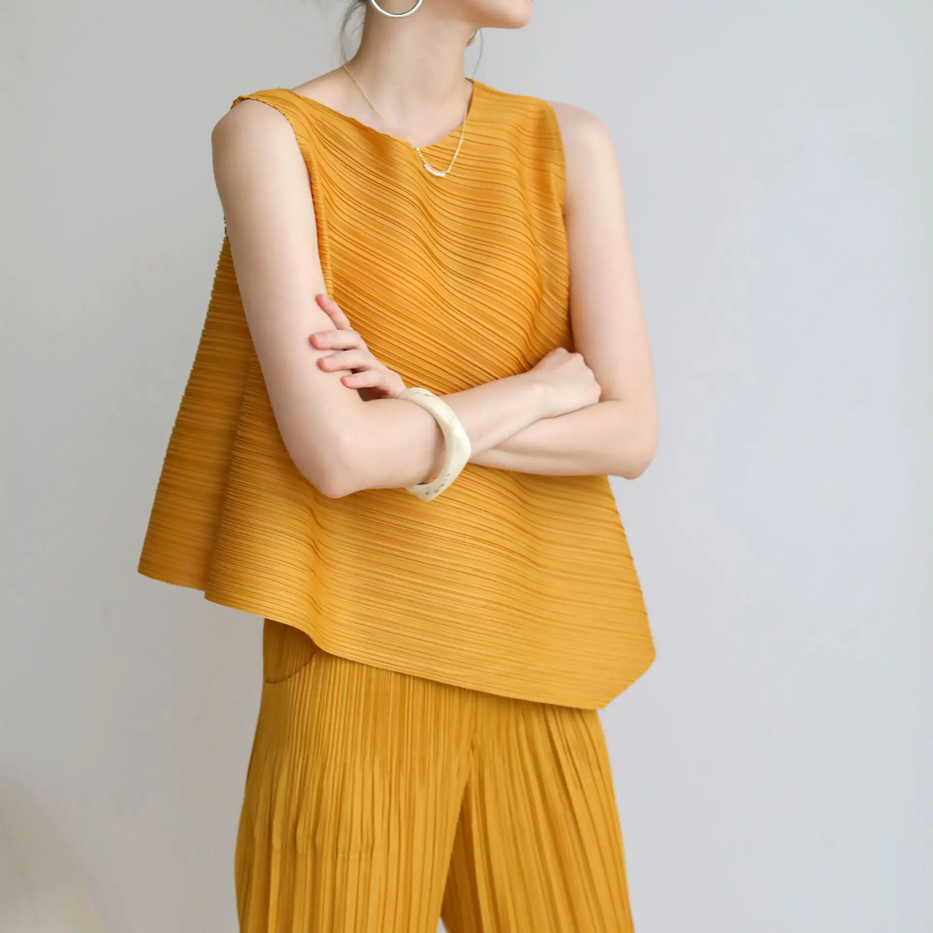 

2022 Summer Minimalism Textured Sleeveless Crewneck Pleated Women Tank Top