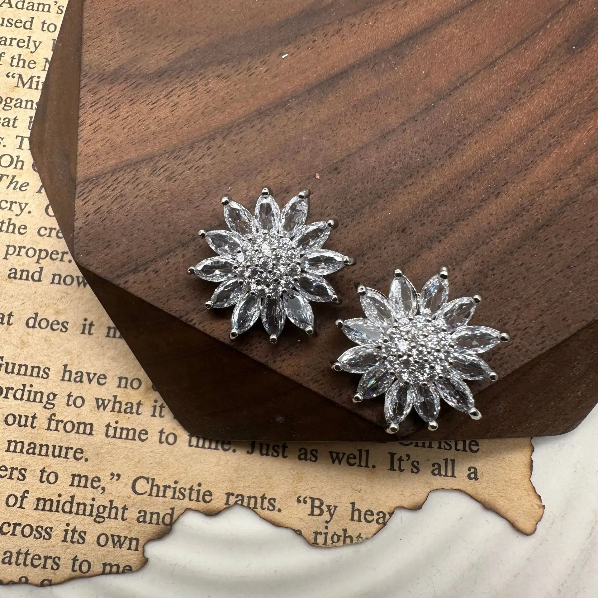 5pc/lot Luxury crystal floral buttons Cubic zirconia button for shirt Decorative CZ sewing buttons for cashmere Knit cardigan 3