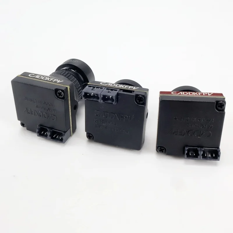 Comparaison de taille entre la Caddx Ratel 2 V2 et la RatelPRO, deux caméras FPV compactes