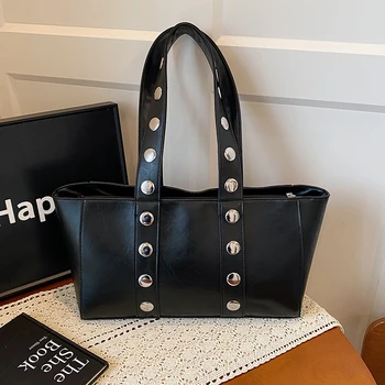 Borsa da viaggio con personalità in stile europeo e americano Tote nera Borsa a tracolla in pelle PU con design a rivetto Bolsa feminin di grande capacità
