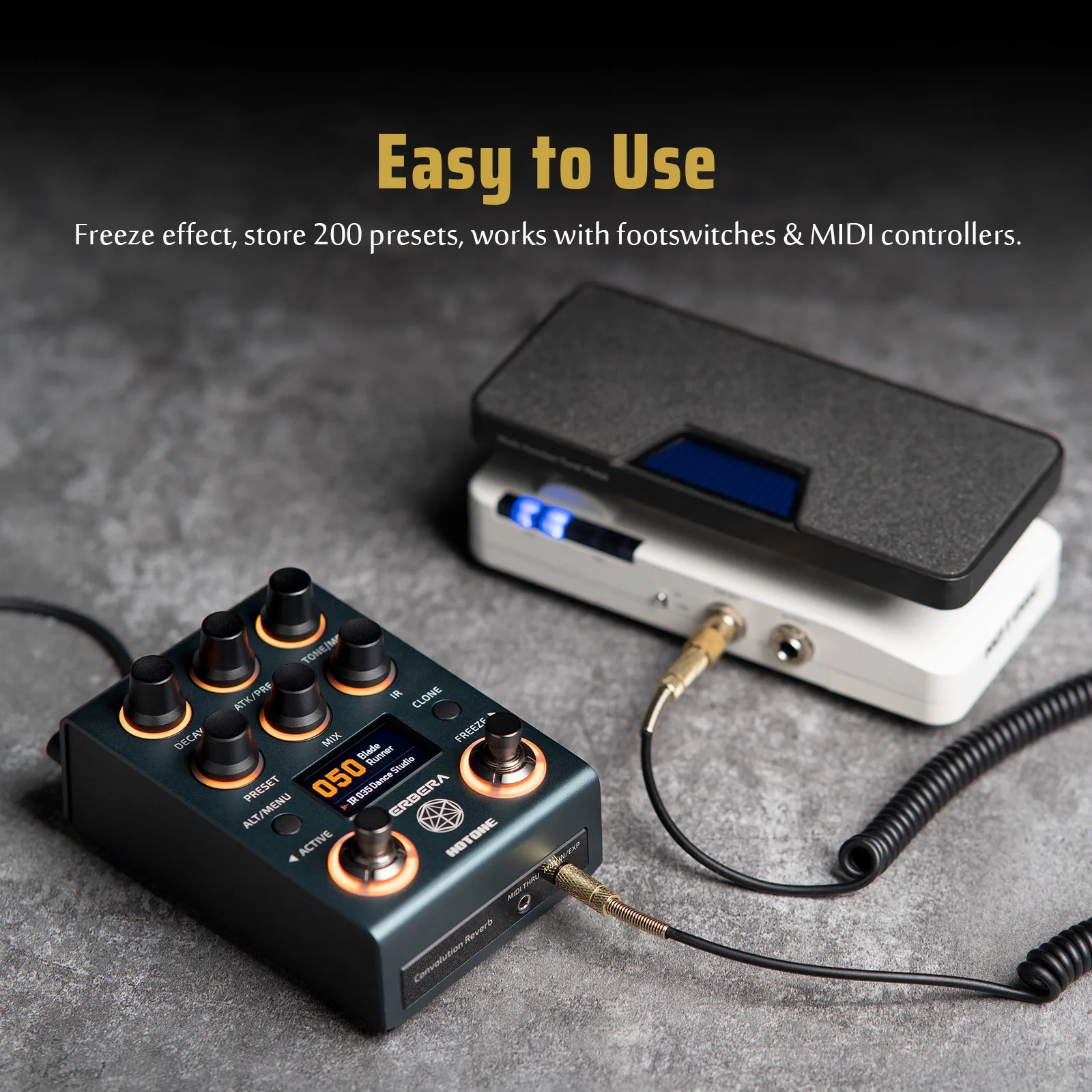 “HOTONE Verbera Reverb pedal ao lado de guitarra elétrica, demonstrando uso em setup de pedalboard.”