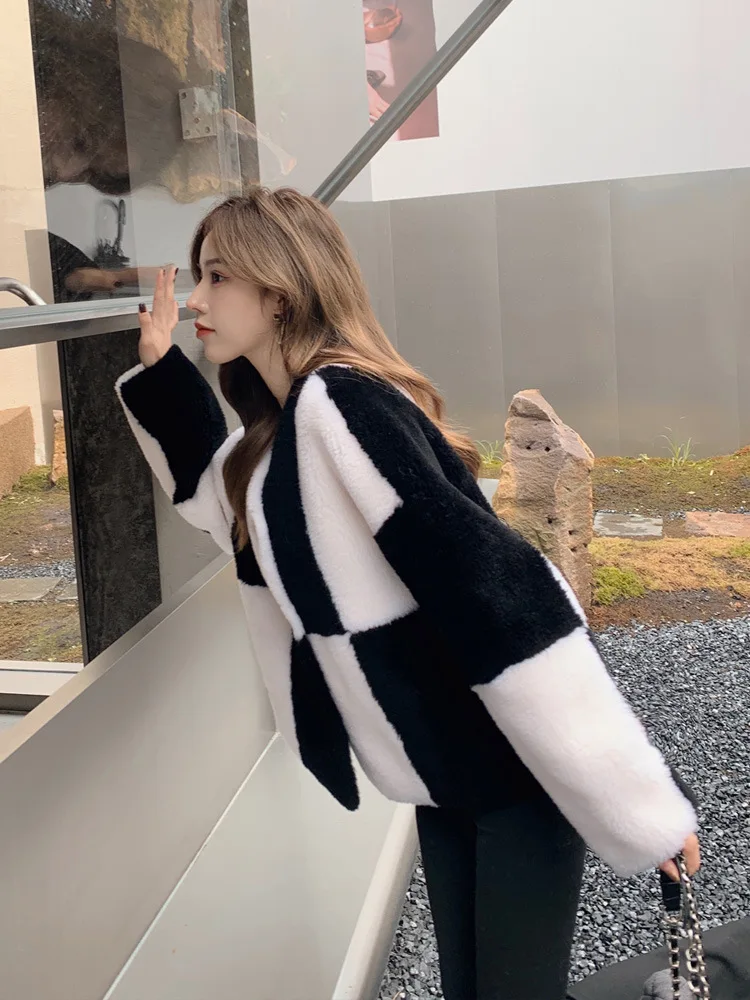 Autumn and Winter New Checkered Wool Wool Fleece Coat with Lambswool Shearling Fur.