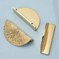 ตัวดึงตู้ครึ่งวงกลมที่ค้อนทองเหลือง – ลิ้นชักและมือจับตู้เสื้อผ้าที่หรูหราน้ําหนักเบาทําจากพื้นผิววินเทจในยุคกลางศตวรรษด้วยไฟฟ้า 2