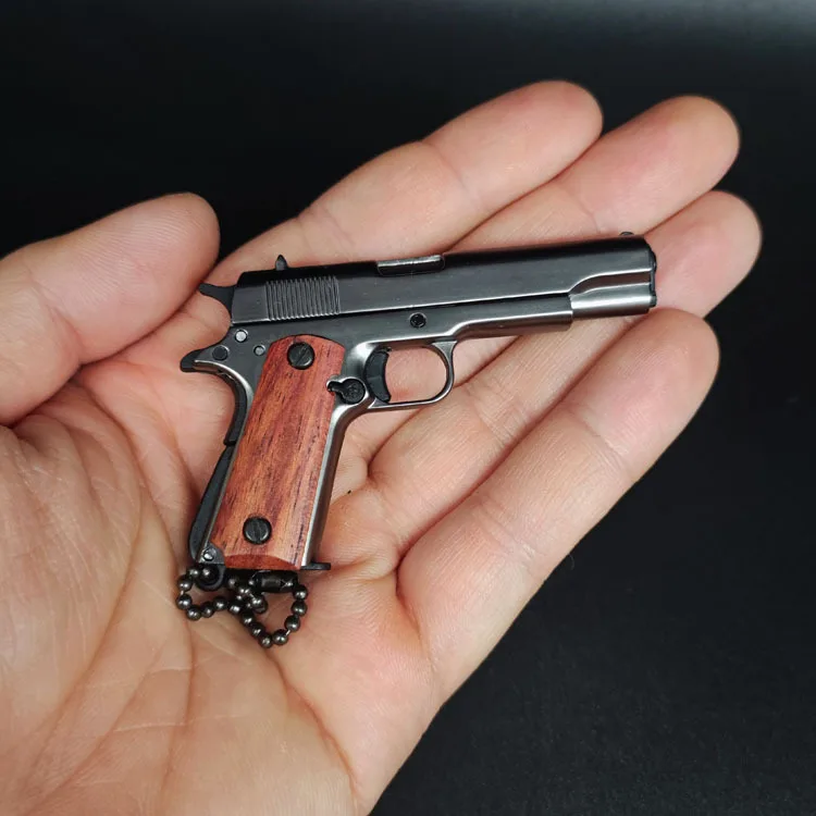 1:3 콜트 1911 나무 손잡이 권총 총 미니어처 모델 합금 키 체인 선물 배낭 펜던트 장식 선물 장난감 소년 좋아하는