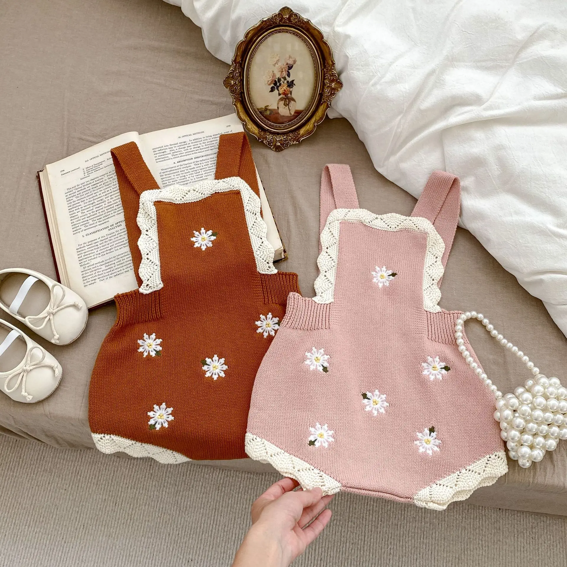 

2023 Autumn Baby Girls Knitted Embroidered Suspender Bodysuit Toddler Flower One Piece Cotton Sweet Infant Girl Clothes