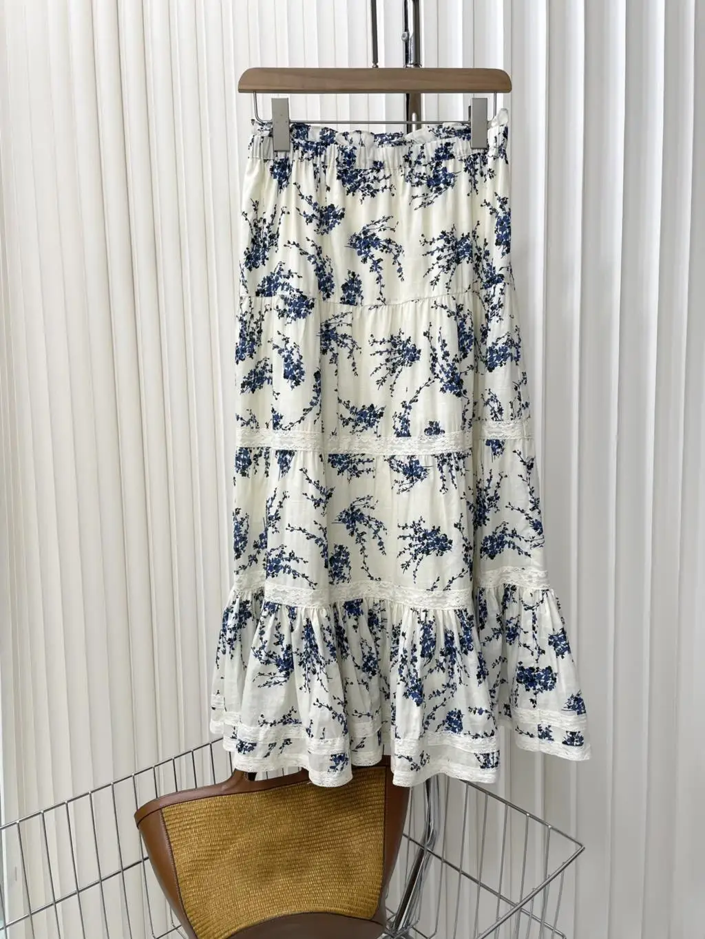 

2023New floral half skirt senior blue and white color, retro gentle temperament, complex elegant French style