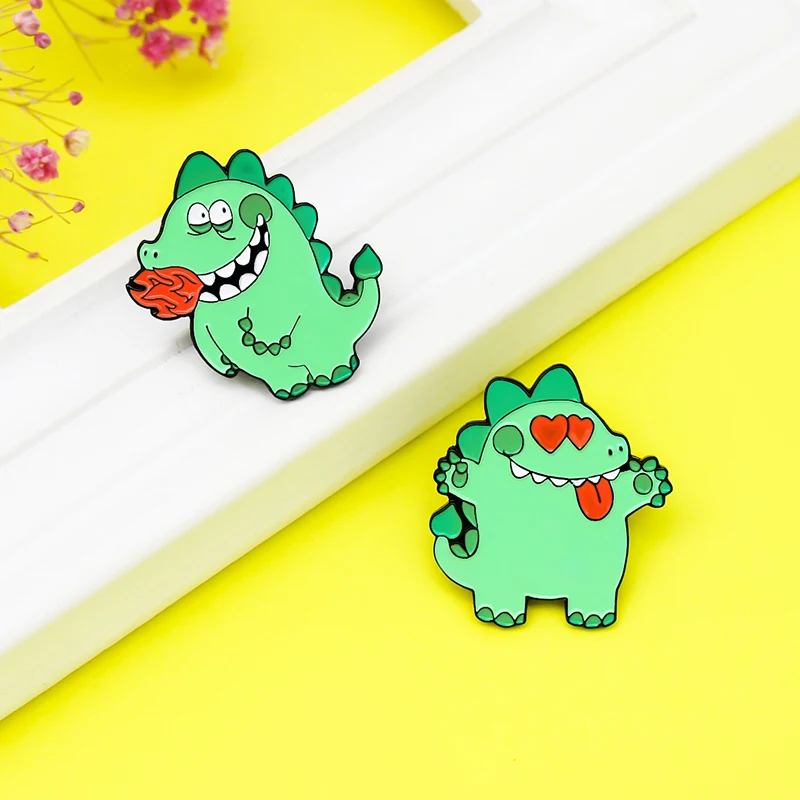 Cartoon Green Dinosaur Fire Breathing Dragon Red Hearts Dragon Spille Smaltate Per Gli Amanti Degli Amici Spille Gioielli Con Risvolto All'Ingrosso