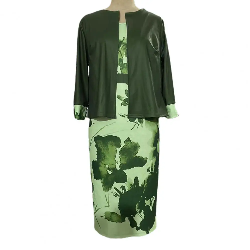 

Женское свободное платье-футляр средней длины с V-образным вырезом и цветочным принтом