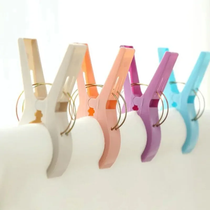 

2024New 4Pcs Organization Quilt Clothes Clips Practical Large Beach Towel Clips Plastic Quilt Pegs for Laundry Lounger Underwear