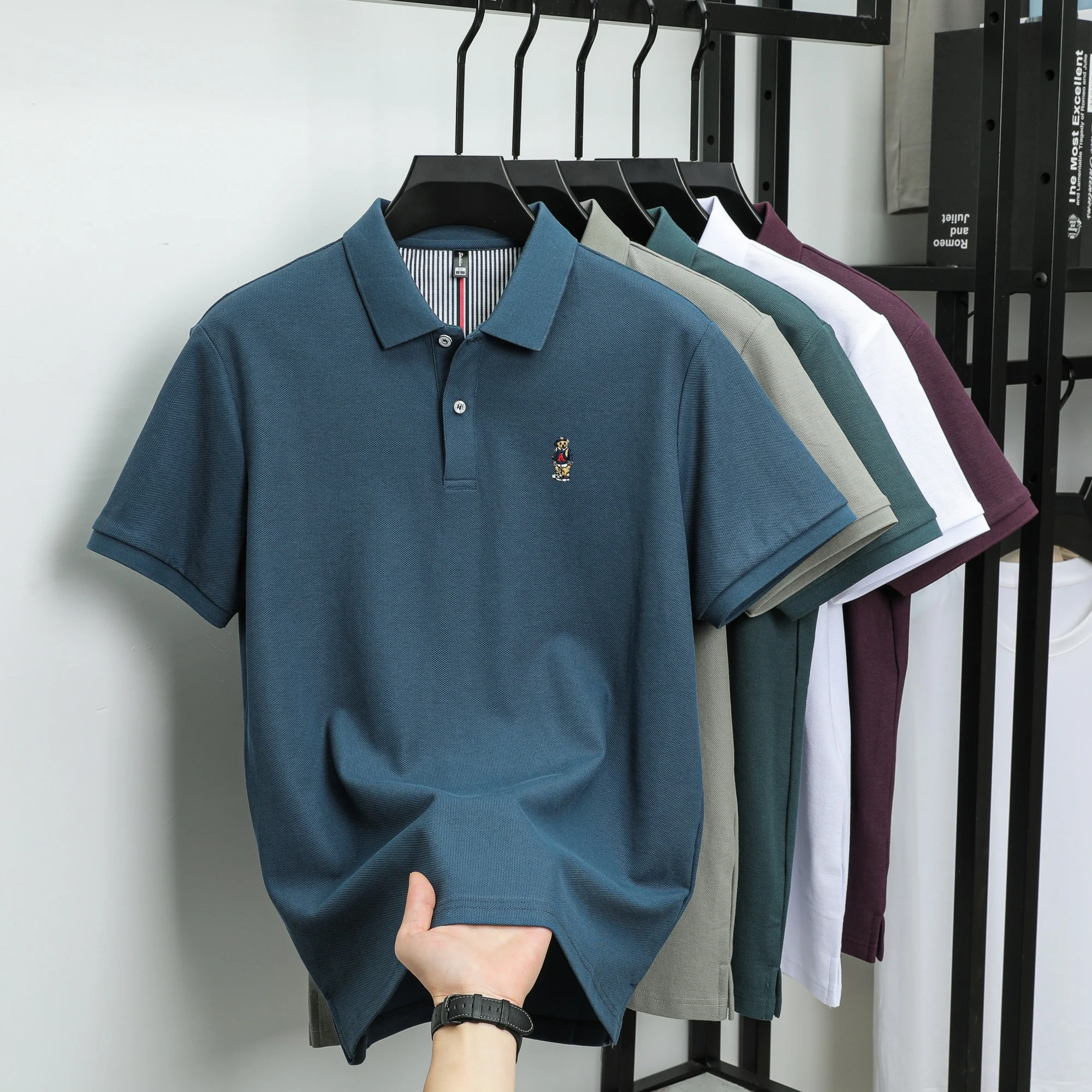 Hochwertiges Kurzarm-Poloshirt für Herren aus 100 % Baumwolle, Modemarke, niedliches Bären-Stickerei-Top, koreanisches, lässiges, atmungsaktives T-Shirt – Detail 19