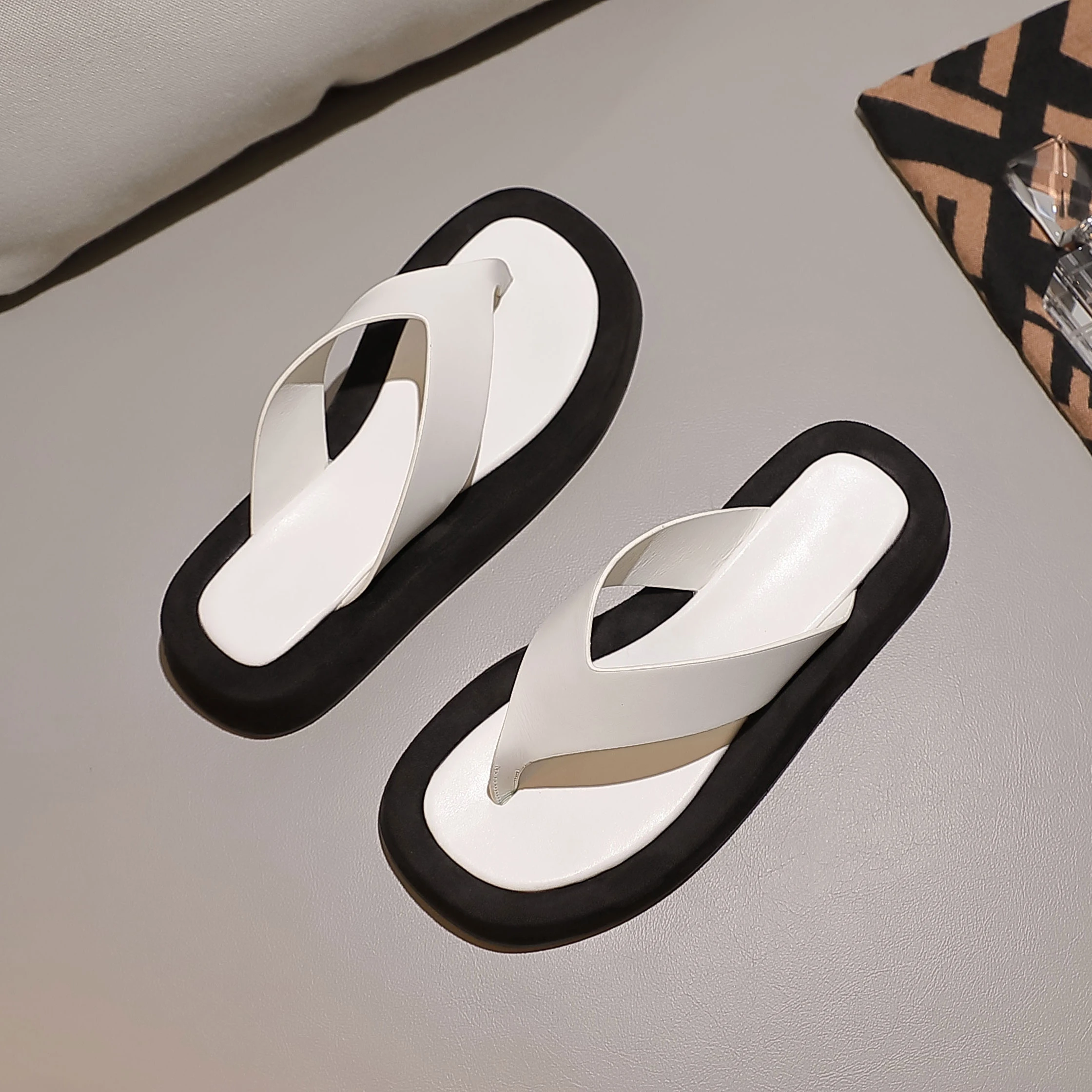 Thick soled slippers for women's summer outerwear color blocking toe clip flip flops 2024 new versatile anti slip beach sandals