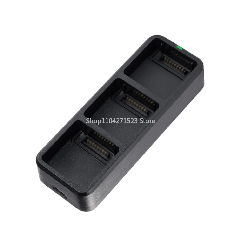 Chargeur Hub Batterie Mavic 3 Pro 100W connecté à une batterie via USB-C, éclairage bleu indiquant la charge