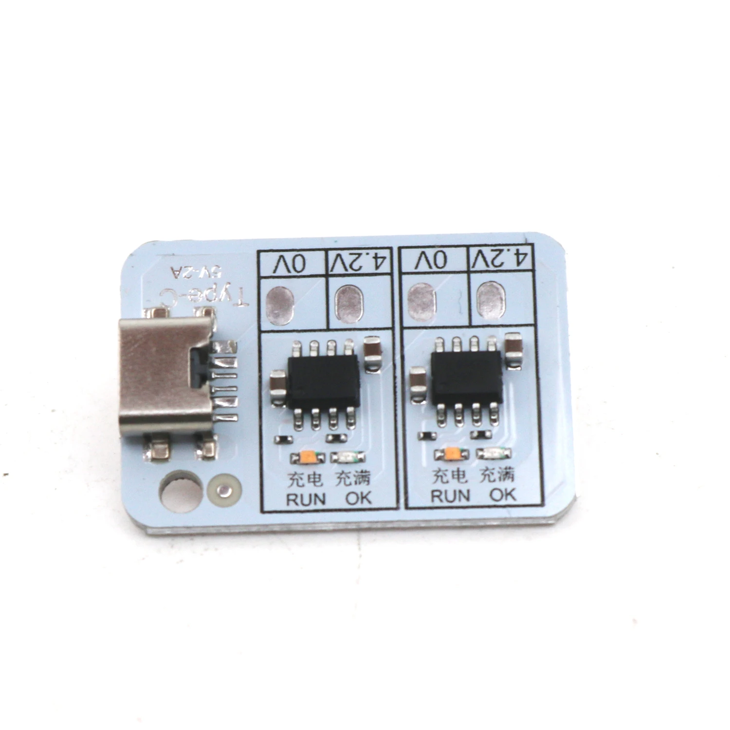 Vue rapprochée du module de charge batterie lithium 3.7V 4.2V 1S 2 canaux USB Type-C avec protection, connecteurs et circuits visibles