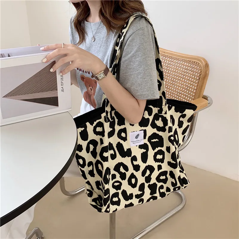 

Canvas material western leopard tote bag large capacity animal canvas shoulder bag portable shopping bag for female students.