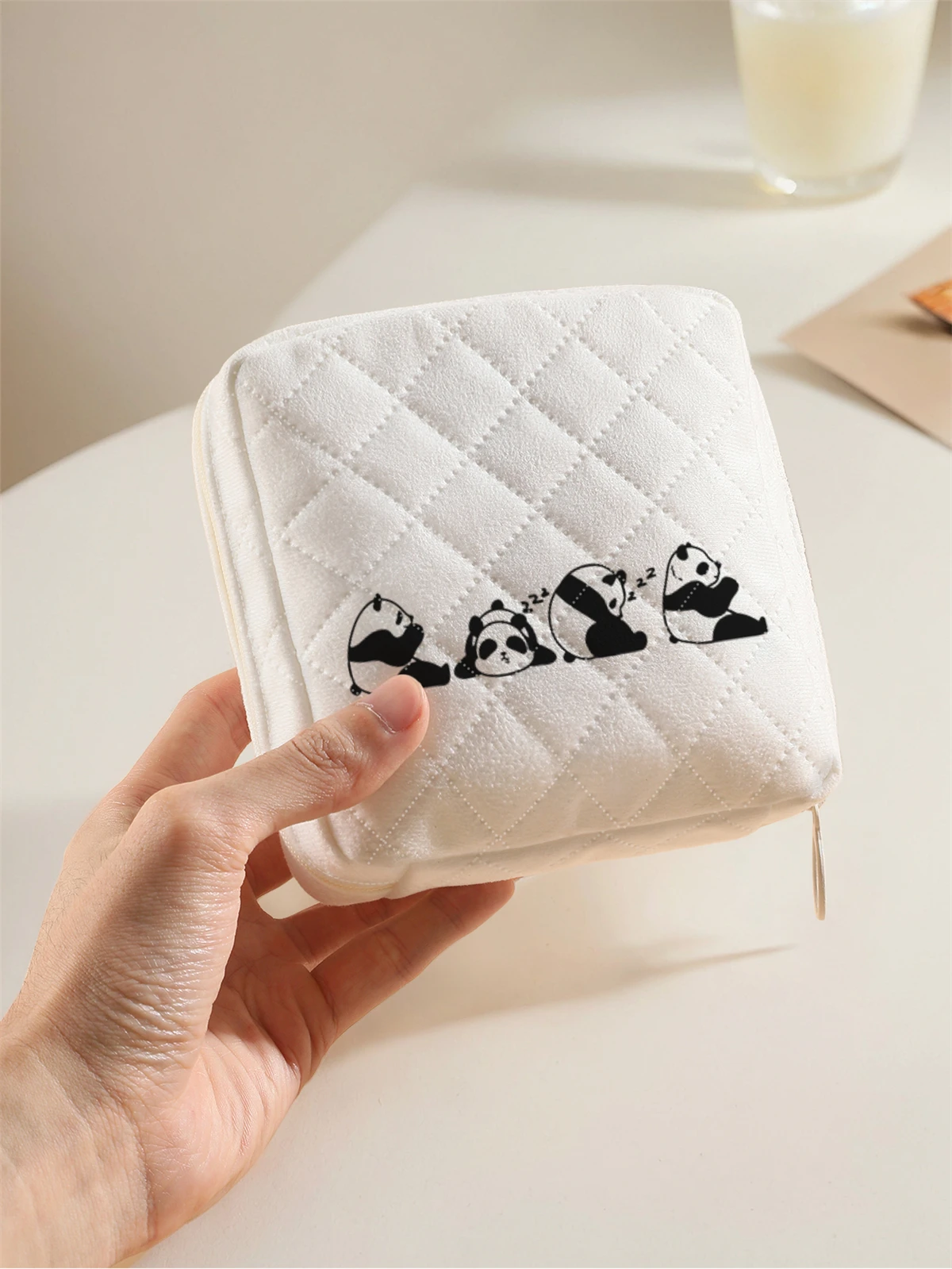 1 portable sanitary napkin storage bag, made of seaweed turtle pattern and diamond mesh material, lightweight women's tissue bag