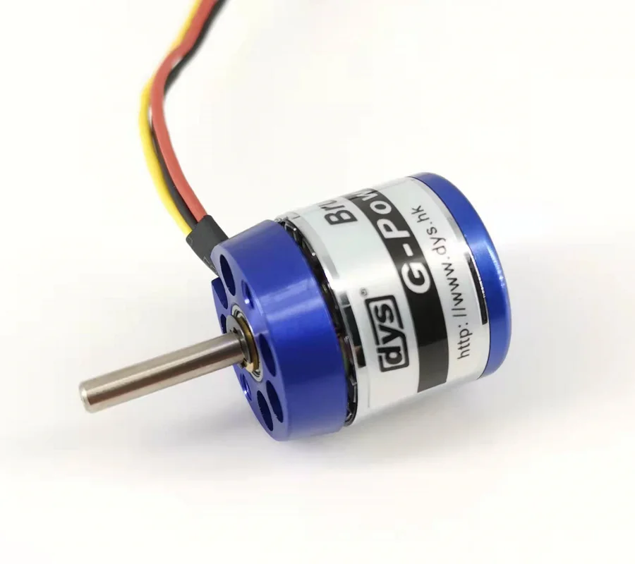 Trois moteurs brushless DYS D2225 alignés, modèles 1350KV, 1600KV et 2000KV