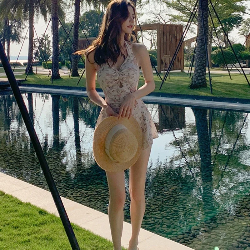 Рисунок 3 - Женский милый купальник с подвесным воротником