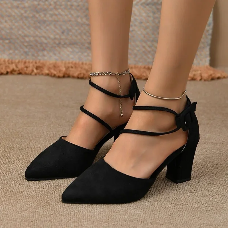 

Женские замшевые босоножки на высоком каблуке, с острым носком