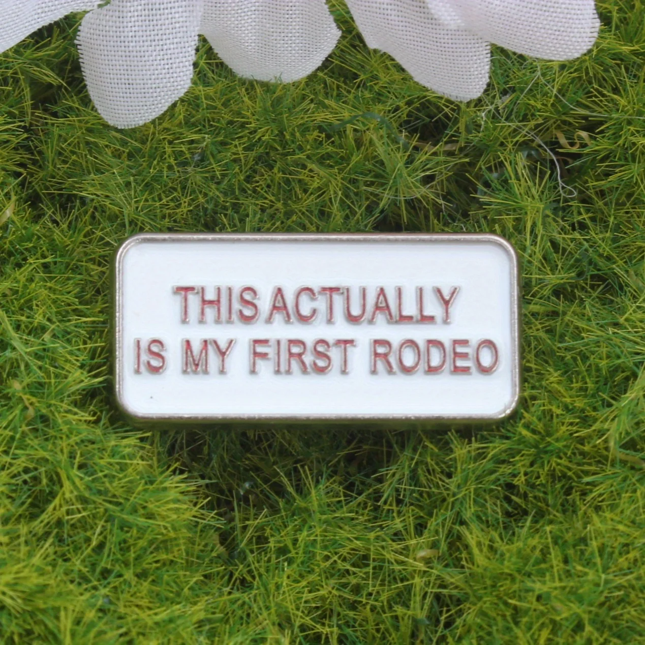 Einfaches Textabzeichen, „THISACTUALLY IS MY FIRST RODEO“, Textabzeichen-Brosche